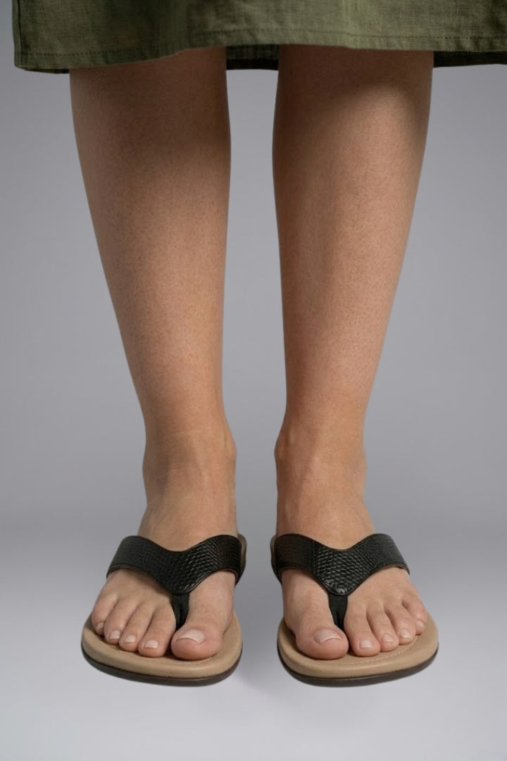 Naia | Chanclas Planas de Dedo Mujer Correa Texturizada